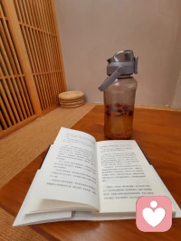 所謂的詩和遠方，有時在自己做得很深、很盡性的事情里。去感受、找尋那個與作者的文字碰撞著的自己，漸漸開闊、明朗。人生這一程，愿可以明心見性……配圖