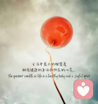 出門去取快遞，快遞驛站里，過來幫女兒忙的媽媽有點生疏，操作失誤。女兒在自己應不暇接的大量入庫工作面前，能感受到她略顯焦躁，面露慍色，剛要口出責備媽媽，小小的驛站空間里，瞬間感覺氛圍有點緊張，我馬上用心理學的資源視角，看到這位媽媽這么大的年齡還能操作取件系統，并將贊美認可之前溢于言表，女兒見狀，看到顧客不但沒不耐煩反而還夸了她的媽媽，女兒也臉露笑容，并夸她媽媽其實很聰明，一教什么就會。幾句話的功夫，母女倆都開心起來，我也是那個很快樂的人。配圖