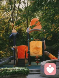 沒有得到過愛的人，成年之后最重要的事便是將自己重新養(yǎng)一遍。


無論是請自己一頓大餐，帶自己去旅行，還是獎勵自己珍貴的禮物，先學會好好愛自己，滿足自己。


當你的內(nèi)核穩(wěn)定，靈魂充盈，你會有足夠的心力去愛別人，你也會吸引別人認真地對待你。配圖