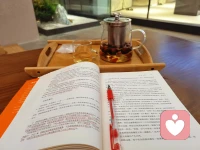 在一周的忙碌里，留一點時間給自己，讓世界都安靜下來，愜意在字里行間蔓延。配圖