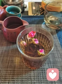 理解，就是看清了一个人行为背后源头上的因果，以及看见了事物彼此之间千丝万缕的联系。真正的理解，一定会表现为采取了恰到好处的行为。在现实生活中，人们很难做到恰到好处的行为，这证明人其实很难抵达真正的理解。领悟到这一点的人，在对待别人的言行上便学会了沉默。配图