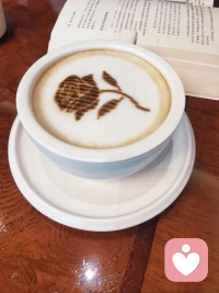 和一群同频的人读同一本书，观点碰撞的瞬间，互相分享带来的体验，美妙和充实！配图
