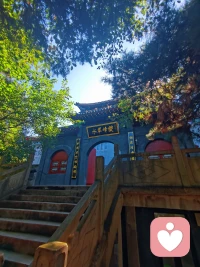 致虚极，守静笃。让心灵极度虚空，坚守彻底的宁静。
在信息多到爆炸的时候，我们要学会偶尔让大脑关个机；就像手机用久了得清内存，人也得定期发发呆，静坐冥想，把烦心事与人倒一倒。只有心安静了，新的灵感才装得进来。
太多人情绪浮躁，恶语相向的时候，平静就成了稀缺的能力。