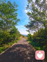 今日早起线下一个咨询，晚上线上一咨询，白天爬了座山，主打一个充实加愉悦！
攀登的意义，不在于征服，而是每一步都离天空更近一点，也离自己更近一点。