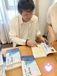 从看见家族的“命运脚本”，到理解那些沉默的代际传承，每一次个案解析都让人震撼。原来我们与自己、与他人的关系模式里，藏着整个家族的影子。
    带着这份觉察，重新回到生活里，看见更多、接纳更多。
​                        
               — 张沛超深度家族动力工作坊