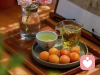 经过一夜风雨，清晨的世界格外清新明朗。草木裹挟着泥土的气息随风飘荡，晨风穿堂，惬意悠然。屋内一片宁静，身心舒展自在。这光阴馈赠的时光，便是当下最美的～