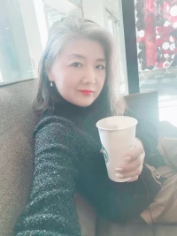 人的焦慮、恐懼、急躁等情緒，在大腦中與認知系統相連接，而認知決定了一個人的三觀。也就是說，情緒，最終會影響并暴露一個人的三觀。1.世界觀：見過的世面越多，越不動聲色。2.人生觀：修養越高的人，情緒越穩定。3.價值觀：目標越清晰的人，情緒越少。