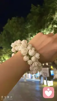 當我們頭腦又開始回憶過去的傷害，記得告訴自己，傷害已經存在，不過現在我可以對自己好點。
接納不可能改變的過去，改變可以改變的現在。我們此刻的選擇決定了現在和未來的生活。配圖