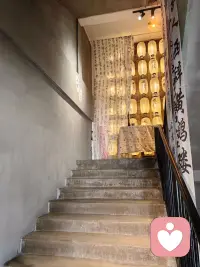 亲密关系一定会从幻想完美的状态
走向堆砌失望的过程
很多人一旦感受到这份失望
就会付诸行动
果断离开这段关系
接着又不断重复寻找完美关系的过程中
如果我们深入内心去认识自己对关系的需要
会发现
不是我们不能接受不够理想化的关系
而是在这样的关系中
折射出一个不够理想化的自己
似乎只有通过完美的关系才能证明自己是完美的配图