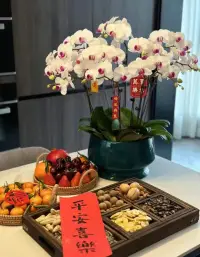 端著，常常是為了掩飾內(nèi)心的弱小無助。不是對(duì)別人有多大意見，相反是怕別人看出自己內(nèi)心的脆弱不安。 ???配圖