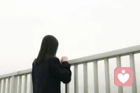 為什么人在和別人分開時會覺得痛苦呢？
不是，因為生活原本就很痛，而那些人的存在成了止痛藥。配圖