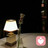 做你自己，說(shuō)你的感受，
因?yàn)槟切┙橐獾娜瞬⒉恢匾?那些重要的人也不會(huì)介意。配圖