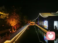 當我內心足夠強大     維吉尼亞·薩提亞

當我內心足夠強大，
你指責我，我感受到你的受傷;你討好我，我看到你需要認可;
你超理智，我體會你的脆弱和害怕;你打岔，我懂得你如此渴望被看到。

當我內心足夠強大，我不再防衛，所有力量，
在我們之間自由流動。
委屈、沮喪、內疚、悲傷、憤怒、痛苦，當他們自由流淌。
我在悲傷里感到溫暖，在憤怒里發現力量，在痛苦里看到希望。

當我內心足夠強大，我不再攻擊，我知道，
當我不再傷害自己，便沒有人可以傷害我。我放下武器，敞開心，當我的心，柔軟起來，
便在愛和慈悲里，
與你明亮而溫暖地相遇。
原來，讓內心強大，我只需要，看到自己，
接納我還不能做的，欣賞我已經做到的。并且相信，
走過這個歷程，
終究可以活出自己，
綻放自己。配圖