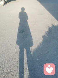 有人喜歡你
那是他在你身上
照見(jiàn)了他喜歡的特質(zhì)
跟你無(wú)關(guān)
你淡然面對(duì)并做回自己

有人討厭你
那是他在你身上
投射到他排斥的自己
跟你無(wú)關(guān)
你坦然面對(duì)并做好自己

有人欣賞你
那是他透過(guò)你
碰撞了內(nèi)在的自己
跟你無(wú)關(guān)

你欣然面對(duì)并平靜做自己
世界上沒(méi)有無(wú)緣無(wú)故的
相遇或者離開(kāi)
愛(ài)或者怨恨
都只是遇見(jiàn)了自己．.

---薩提亞

別人眼中的你只是他們認(rèn)為的你的樣子，未必是真正的你，更不可能是全部的你。不要因別人的喜歡而洋洋得意，更不要因別人的討厭而妄自菲薄。做自己最喜歡的樣子，保持最舒服狀態(tài)，就是最好的人生。配圖