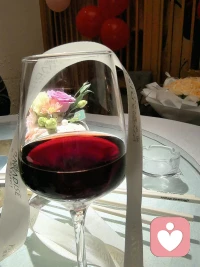 在這個世界上，我們每個人都是獨一無二的存在。
 
你或許常常對著鏡子，為自己不夠高挑的身材而暗自神傷，又或許因多了幾斤肉肉而滿心惆悵；你可能覺得自己內向的性格讓你總是在人群中默默無聲，亦或擔心外向的自己太過張揚而惹人厭煩。
 
可是你知道嗎？真實的你就是最美的呀！
 
無論你是高是矮，那都是屬于你的獨特身形，承載著你的喜怒哀樂，走過每一段或平凡或精彩的路；無論你是胖是瘦，這都是你生活的印記，每一寸肌膚都散發(fā)著獨屬于你的氣息。內向的你，有著細膩的內心世界，那些默默思考的瞬間，都是珍貴的寶藏；外向的你，帶著熱情的光芒，所到之處都能點燃一片活力。
 
也許此刻的你，還在苦苦尋覓自己的優(yōu)點特長，仿佛它們藏在了看不見的角落。但其實，你的善良、你的堅持、你的溫柔、你的勇敢……這些熠熠生輝的品質，早已是你身上最耀眼的閃光點。
 
又或許你正深陷苦惱，覺得沒有人愛自己，孤獨感如影隨形?？烧埾嘈?，那只是因為還沒遇到懂得欣賞你的人呀。要知道，你是如此值得被愛，被尊重！你的每一個微笑、每一滴淚水、每一次努力，都值得被這個世界溫柔以待。
 
所以，抬起頭，挺起胸，綻放出屬于你的真實笑容吧。愛自己，從接受這個真實的、獨一無二的自己開始。因為你，本就值得世間所有的愛與尊重。配圖