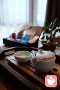 人都有難過的時候，心情失落就會想很多。有太多話想說，卻無人傾聽；有太多的苦想訴，卻沒人懂得。哭不一定懦弱，因為壓抑太久了；笑不一定快樂，因為掩飾太深了。有些人，看清了也就看輕了；有些事，盡心了也就無憾了。配圖