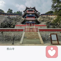 什么樣的家庭會給孩子幸福感：1.當爸爸開車走錯路時，媽媽說正好可以看一下這邊的風景。2.當媽媽做飯忘了按下煮飯鍵，爸爸說我去買饅頭，正好想吃饅頭了。3.當孩子考試成績不理想時，媽媽會給孩子做點好吃的東西，爸爸會陪孩子一起找出原因。——
幸福的家庭遇到困難時，父母首先想到的不是互相指責和埋怨，而是團結(jié)起來用最好的方式去解決問題。配圖