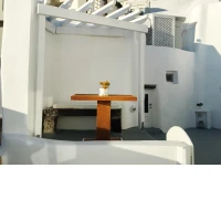 很多人之所以感到寂寞，是因為只建墻，不修橋。
所謂建墻，是指總不由自主地做破壞關系的事，在兩人之間樹立起一道又一道心墻。
修橋，指的是主動溝通，建立鏈接，不斷拉近心與心的距離。
以自愛為中心，去搭建起一張充滿愛的關系網吧。
?配圖