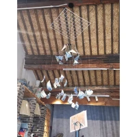 在不健康的原生家庭里，你的心理能量一直被消耗，你一直被索取，永遠無法學會什么是真正的愛。所以，學會和不健康的原生家庭保持距離。
當父母提出不合理的要求時，你要學會拒絕；當父母對你進行言語攻擊時，你要學會反抗，如果實在說不通就直接忽略，不要放在心上。配圖