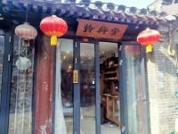 韋伯斯特詞典里關于自虐（self-abuse）的第一個解釋，就是「過度的自我批評」。對自己持負面傾向的評價，對心理健康傷害很大，可能會使你長期處于慢性悲傷情緒的風險的之中，增加抑郁癥的風險。
每個人都有好有壞，但你傾向于看到自己「不夠好」的一面。配圖