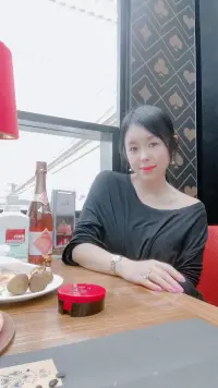 我们这一生，要自己上路，路过踌躇满志，路过困顿怀疑，路过傲慢无理，路过世俗功利，路过爱与不爱，路过幡然醒悟，路过接受理解，路过自己的一生。
感激那些相遇的，祝福那些己经不再适合于我们的。相遇，转身，走向自己的新旅程。