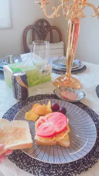 “读书和挣钱是人最好的修行，前者使人不惑，后者使人不屈。”