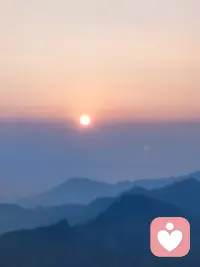 有人說疫情是情緒的放大器，隨著疫情的發(fā)展與變化，每個人都經(jīng)歷著情緒的大起大落。心弦一直緊繃著，時間長了，整個人也會變得焦慮不安。如果控制不好自己的情緒，就會讓本就被打亂的生活，變得更加糟糕。任由自己被負面情緒裹挾，人生就會滑向無底深淵。

季羨林先生說過一句話：“一個人倘若能管理好自己的情緒，消化人世悲喜，縱然會經(jīng)歷坎坷，也必能得到一定圓滿。”生活不易，誰都有不如意的時候。面對那些突如其來的意外，只有面對并保持冷靜，才不會在負面情緒中消耗自己。配圖