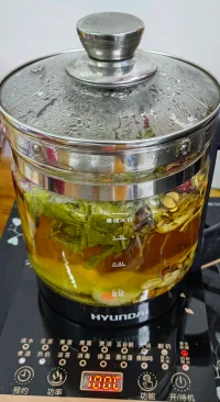 寒冷冬日，煮一壺藥膳，暖心暖肺。配圖