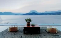 親愛的們！當別人否定你，不認可你時，我們首先覺察一下，屬于對方的還給他，屬于自己的我們加以改正，完善自己。不必嘆息，也不必憂慮，更不必自責，因為，這些負面情緒，只是在內化認可他們，傷了自己，太不值得。配圖