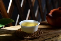 咨詢的過程是一片云去碰撞另一片云，一棵樹去撼動(dòng)另一棵樹，一個(gè)生命去振動(dòng)另一個(gè)生命的過程。如果您有困惑煩惱，無處訴說，我愿構(gòu)建一個(gè)安全、抱持、溫暖的空間，陪伴你，引領(lǐng)你走出迷茫，尋找到本身應(yīng)有的愛與力量。配圖