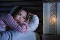 很多人睡不著覺，為什么睡不著?就是因為掛礙和焦慮的事情太多了，睡覺的時候想著明天，想著工作等等，考慮越多就越焦慮，肯定睡不著。配圖