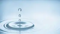[太陽]??????????????[愛心]
今日調(diào)頻??  禮物/傳遞

人的心情是會傳染的，
心理學(xué)家把它形象地叫做“波紋效應(yīng)”。

就像一塊石子扔到水里一樣，
平靜的水面會濺起波紋，        
一圈圈地不斷擴(kuò)散。

心情不好時，
別一直抱怨，
以免把整個氣氛都弄得壓抑，
給身邊的人帶去莫名的煩惱和傷感。

當(dāng)然心情不錯時，
要記得大方和大家分享，
給身邊的人傳遞快樂和喜悅，
讓快樂的漣漪傳播得更遠(yuǎn)。配圖