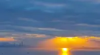 “一個人痛苦的根源，就是持續性的內耗。”內耗嚴重的人，往往雜念太多，過于追求外界的認可、對人對事反復思慮、對沒有發生的事情過度憂慮，故而陷入情緒的牢籠，痛苦不堪。

其實，心簡單了，事情就簡單了；雜念放下了，生活就輕松了。

只要你不去期盼外界的認可，不去琢磨任何人的想法，不去擔心沒有發生的事，簡單點，鈍一點，慢一點，你會過得特別舒服自在。
?
?“心若是牢籠，處處為牢籠，自由不在外面，而在于內心。”