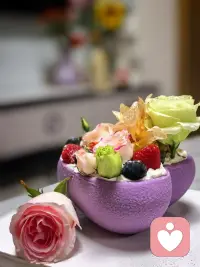 心理学上有个词叫：甜柠檬效应（每天在朋友圈晒幸福的人，可能正处于崩溃边缘，而真正强大的人，从来不需要证明自己过得有多好）