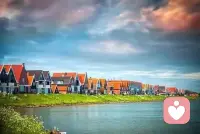 即使此刻无人诉说，也请记得，这个世界上有许多人正经历着类似的感受，有许多声音在黑暗中彼此回应，你的存在本身就是这共鸣的一部分。配图