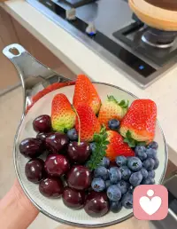 当你开始讨厌自己的父母，内心对他们产生反感，并清晰地察觉到他们身上的那种顽固、不成熟、有缺憾的言行时，其实你已经迈进了真正懂他们的门槛。因为再往深处探，就能看见他们的幼年，望见他们也曾是内心带伤的孩子。看着那个年代落下的贫瘠与惊慌，他们不过是磕磕绊绊撑到如今。
 
我们总在长大的某一刻，突然对父母生出复杂的情绪：不再一味崇拜，不再全然顺从，甚至会在某个瞬间，清晰地讨厌他们身上的固执、敏感与不成熟。我们会因为一句话争执，因为一个观念对立，因为一种无法沟通的无奈，而心生疏远，甚至暗自埋怨。
 
可越是长大，越会慢慢明白，父母不是天生就该完美，他们也只是第一次做父母，他们的认知里，藏着他们成长的匮乏，他们的固执里，藏着他们经历的不安，他们的不善表达里，藏着他们那个年代的沉默与无奈。
 
他们不曾被好好爱过，所以不懂如何温柔；他们不曾被好好理解，所以不懂如何包容；他们带着原生家庭的伤，带着生活的苦，带着时代留下的粗糙，用尽自己仅有的认知，笨拙地爱着我们。
 
讨厌父母，是成长的开始；原谅父母，是成熟的标志；理解父母，才是真正的通透。
 
我们终于不再苛求他们完美，不再指责他们不足，而是学会看见他们的脆弱，接纳他们的局限，心疼他们一路走来的不易。
 
原来人生最温柔的觉醒，是在看清父母的不完美之后，依然愿意拥抱他们，原谅他们，好好爱他们。因为我们知道，他们已是用尽全力，把最好的都给了我们。配图