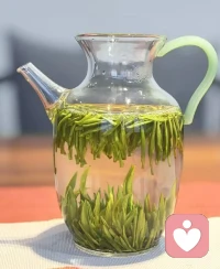 你所有的拧巴、内耗、不敢向前，从来不是因为你不够好，而是你把别人想象的太完美了，却让自己低到了尘埃里。配图