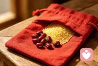 生活中，在每个人的心里其实都有一盏灯。不论遇到怎样的挫折和黑暗，重要的是，信念不可以被磨灭。转过身去，换个想法，天再黑，人再背，眼前有一盏灯就好。早安[太阳]配图