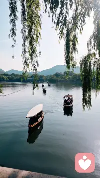 新的一天如约而至，放下所有烦恼和内耗，把情绪调成静音模式，把努力调成常态模式。
人生最好的状态，是眼里有光，心中有爱，脚下有路。
不攀比、不抱怨、不将就，慢慢变好，悄悄拔尖。
愿我们迎着晨光出发，带着热爱生活，所有付出都有回报，所有努力皆不白费。配图