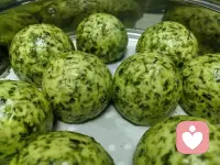 一个长期处于高度威胁和混乱中的系统，会耗尽所有能量用于防御和维持基本生存，它没有多余的能量去发展、创造新的正向体验。

生活的改变，只在一个人有可累积的“余力”时才会出现，否则它所有的盈余都将用以维持一种基本秩序的平衡。

一个人的心理崩溃并不是突然发生的，而是它刚好在一个无序性暗自累加的系统中，运行到了自我的临界。那些基本的安全是它的显性秩序，而周期性的崩溃则是它的隐秩序。

有时候看似微小的事件所引发的强力崩溃，实则是它触动了一个人关于联结与生存的根本焦虑。

一个人如何下坠的经验过程，就是它逆转并重获希望的编码规则所在，希望在破灭的语言结构中。

经验是具有自组织性的，它们由一个情感内核所主导。因此，通往沦陷的路径往往是自动化、无意识的。而通往安宁的路径，则始于觉知。

所谓“悲剧之人”（tragic man），一种存在于你、我、任何人身上的设定，我们用尽毕生努力，试着让它健康牢固，不再崩解碎裂。我们的心理自体不是自给自足的密闭系统，而是由回应、注视、容纳与失落、断裂、遗憾所织就的网络。

在这个意义上，人活着的状态更接近一种持续修补：我们用被回应的经历来缝补被忽视的空寂；用某次得以哭泣的不再羞耻覆盖那些早年被勒令安静的沉默；用不含诱惑的深情重新接住那些在旧日关系中跌落的自尊残片。

所谓“吸引子”（Attractor），就是系统重复回归的方式或属性。就像是地心引力，它是一种趋势，一种系统最倾向于进入的形式或结局。当一个人的创伤经历越严重，ta的“创伤吸引子”就越强大，引力范围也越广，任何微小的负面事件，都可能会纳入它的引力范围，成为那个触发全局回归的扳机。这便是为何我们总感觉在“重复”同样的命运。

一种安全的心理组织方式必然是在扰动和对扰动的调节中逐渐习得内化的，每一次自体晃动都是获得安全增量和经验更新的机会，但需要介入心智的努力。所谓“挣来的安全感”，本质上是一个人脱困经验的集合。

那个看起来和黑洞一样的伤痛深渊，某种意义上也是孕育我们存在，确认我们经验独特性的背景，它是一个人走向存在之姿的必经之路，那里面蕴含着对一个人最本质也最深切的回响，只是暂时以伤痛和黑暗的形式。

所谓的心理重建，并不是要摧毁那片黑暗，不是彻底免于坠落的童话般的祝福。它在持续的安全建构中终将转化成科胡特所说的从同时衔接着光明和黑暗的救赎形态：“你的伤痛，以及令自我坠落破碎的那个配图