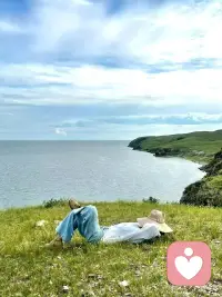高敏感人的超能力清单：

·拥有活跃的想象力和丰富的内心世界。
·从外部世界接收和感知到的信息，会触发大脑里各种概念、想法并建立联结。
·可以感知到事物细微的差别，并对信息进行更深入的加工。
·独自一人时很少感到孤独无聊，甚至享受其中，会因此获得自由。
·精美的艺术品、动听的音乐和鸟鸣、沁人心脾的花香、美味的食物或者壮丽的景色，所有这些都能带来极大的快乐。

·对失业的态度要积极许多，你非常欢迎这天降的自由，将之视为难得的机会去创造新的自我，享受宁静的生活。
·思如泉涌，并不需要特别激励。这股强大的动力甚至让人感到莫名的恐惧，因为它似乎是源于内心深处的强烈渴望。
·对于喜欢画画的人，有时画画也会是一种负担。一旦脑海里浮现出画的影像，内心就会迸发出一股压力，迫使他们必须立刻拿出画板，将它记录在画纸上。
·人，只是世界的一部分。对自然怀有深深的敬畏，能感知自己与动物和植物之间的联结。

·在说话做事之前总是先仔细观察，认真思考。
·不仅擅长想象可能的结果，还常常能预想出可能出现的问题。
·总是能看透整件事情。
·无论你说什么或者做什么都是经过深思熟虑的，或者是富有创造性的。

·你总是想要给生活加一点调料，使之变得有趣一点。
·你渴望去旅行，尤其是去那些你从未去过的地方。
·对水情有独钟。无论是喝水，在水边散步，用水洗澡还是在水里游泳。

·能进行高度共情，并给予共情式的倾听。
·擅长与人建立非常深入的关系，因为你在一段关系中，能察觉到比别人更多的信息。
·深入的对话总是能引人入胜；相反，肤浅的聊天却让你索然无味。
·你喜欢将精力用于有趣的事上，因为那才是值得的。

——高敏感是种天赋