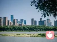 如何成为安全型人格？

本质上就是确认自己存在的值得性、独特性、安全性，认为自己有能力保护自己，并且有能力在这个世界获得自己的小小领地，让自己安然成长、变老和死去。

并不觉得任何事情有那么重要，没有什么重要的过自己一天的日常和情绪。

安全型人格活成了土地、岛屿、星辰，有内在秩序，不飘、不慌、不靠外界给安全感。

不需要靠别人夸才觉得自己好，不需要靠赢过谁才觉得自己有价值。

吃好一顿饭、睡好一个觉、把今天过顺了，这就是自己的“小小领地”。

安全型人格的核心，说白了就一句话：我存在，这件事本身就够了。