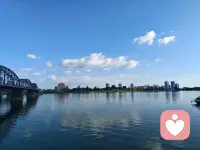 #同频
长久人际关系的本质，核心观点包括：

1. 真诚与善良是基石：人的底色是有情有义，爱的底色是心疼和尊重。能处一辈子的关系不是靠技巧维持，而是骨子里的真诚和善良在吸引。

2. 寻找“见你好的人”：无论是爱情还是友情，都应该与那些愿意为你欢呼雀跃、见证你光亮的人相处。

3. 拒绝旁观者：真正的好朋友从来不是关系里的旁观者，而是并肩同行的伙伴。