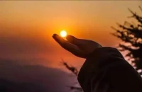 人們總是喜歡陷在自我想象的美好空間里無法自拔，越發如此，越發的對現實充滿失望，所謂的希望越大，失望越大，大抵如此。少些期待，你只管努力，剩下的交給天意。早上好！加油！配圖
