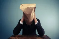 有邊緣型人格障礙的人，一般有以下典型表現(xiàn)：

1.情緒不穩(wěn)定BPD患者情緒十分敏感，反應(yīng)強(qiáng)烈。他們總是對(duì)身邊人情緒高度敏感，情緒變化很快，甚至秒切，可能上一秒還很快樂(lè)，下一秒就暴跳如雷。

2.有自毀傾向常常有自毀傾向，做事魯莽，比如暴飲暴食、濫用藥物、瘋狂購(gòu)物、開(kāi)快車(chē)、性濫交甚至是自殘自殺等危險(xiǎn)行為。

3.人際關(guān)系不穩(wěn)定他們內(nèi)心深處有被拋棄的恐懼，尤其在親密關(guān)系中，對(duì)伴侶非常不信任。但當(dāng)對(duì)方給予足夠愛(ài)和關(guān)心時(shí)，他們又有種厭惡感，想和對(duì)方保持距離。

4.自我認(rèn)知扭曲他們會(huì)根據(jù)外界環(huán)境，調(diào)整自己的個(gè)性特征、人生目標(biāo)和價(jià)值觀，這種自我認(rèn)知的缺失讓他們無(wú)法認(rèn)清自己，因此會(huì)伴有長(zhǎng)久的空虛感和孤獨(dú)感。配圖
