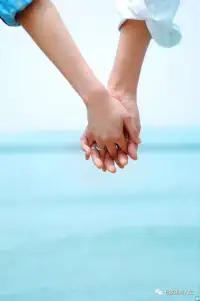 夫妻之間需要互相理解和溝通，避免小錯誤積累導致關系破裂。在溝通中要尊重對方，理解對方的想法和行為，避免誤會和爭吵。同時，合理規劃家庭經濟開銷也是維系感情的重要因素。夫妻倆應該共同商量花錢的事情，避免因為開銷問題而產生矛盾。如果兩個人能夠做到這兩點，就能夠維持一段長久的感情。配圖