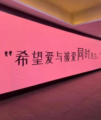 如何在一地雞毛的生活中，擁有好的情緒：
一接納，二 活在當(dāng)下配圖