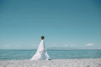 《增廣賢文》里有云：“自重者然后人重，人輕者便是自輕。”
意思是說，懂得自尊自愛才會被人看重，自輕自賤只會讓人看輕。深以為然，人若是無法自愛，又怎么要求別人喜愛呢？
一個人最高級的自尊自愛，不是取悅世界，而是懂得真正接納自己。配圖
