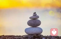 為什么培養孩子的自我認同感非常重要。一個人?自我認同最初來源于，孩子最信任最親近的人認同——往往是父母和家庭。如果父母長期給孩子貼的標簽界定和身份形象，諸如我家窮、貧窮、恐懼、差勁、你不行、你不配、你不好、你沒有用……等負性思維。TA們會在潛移默化中強化孩子的神經網格，形成自動化導航系統，還會刺激體內特殊類型感受器和腺體的分泌勝肽，而且孩子是完全無意識的接收。后面父母會慢慢發現:孩子長成了他們口中天天嘮叨的樣子。父母再次激發產生的憤怒排斥，只會繼發加劇孩子的抗拒，從而全面自我放棄。——療愈兒童青少年/成人童年創傷/內心小孩需要從整個底層系統修復。如同打地基蓋高樓。地基決定了上層建筑#心理咨詢配圖