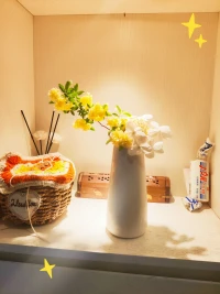 陌上春光美，花開已成詩。
春光一直在，看心開不開。
心開日月來，處處見佛光。
天地一沙鷗，三道五行外。? 
?配圖